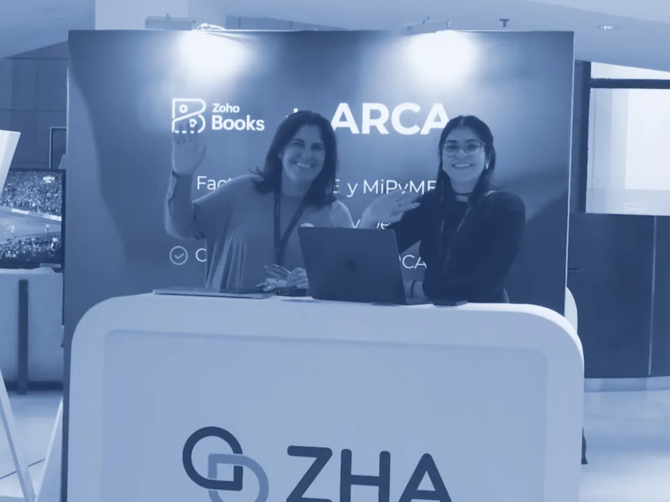 Consultoras de ZHA en el stand de Zoho Books + ARCA en Zoholics Buenos Aires