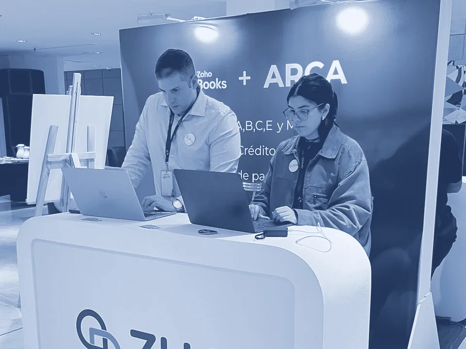 Consultores de ZHA trabajando en el stand de Zoho Books + ARCA en Zoholics Buenos Aires