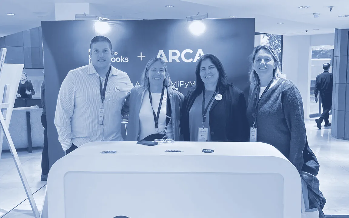 ZHA junto a contadoras en el stand de Zoho Books + ARCA en Zoholics Buenos Aires