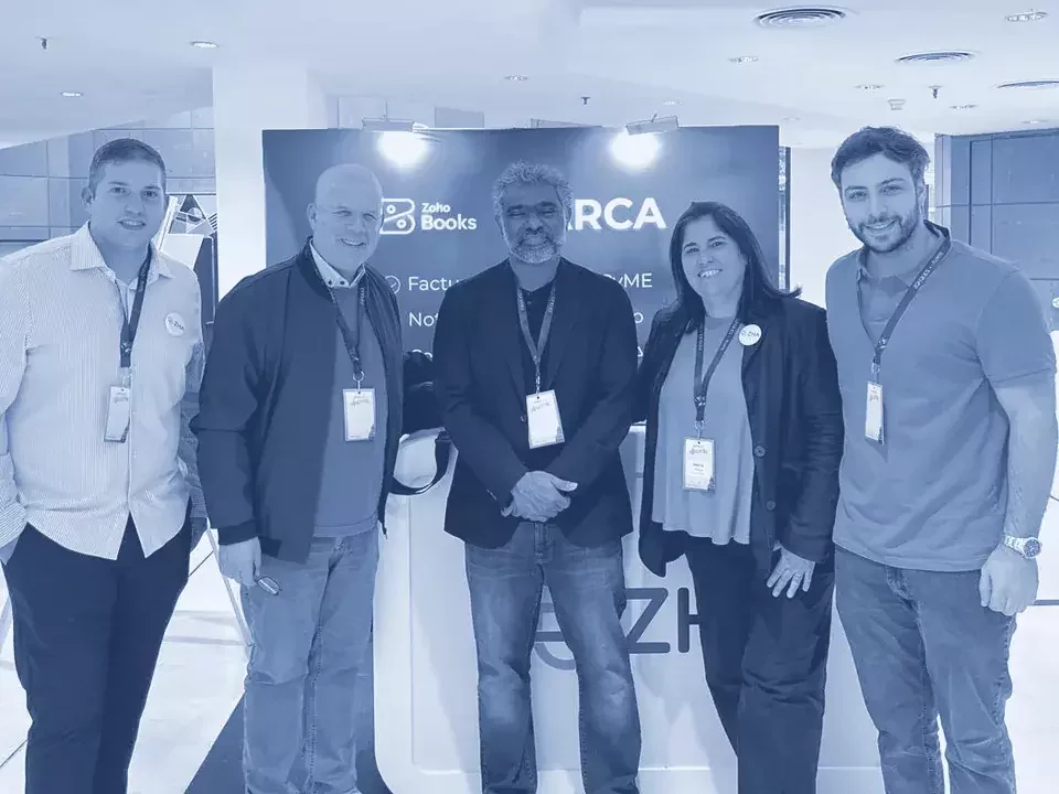 Equipo de ZHA junto a referentes de Zoho en el stand de Zoho Books + ARCA