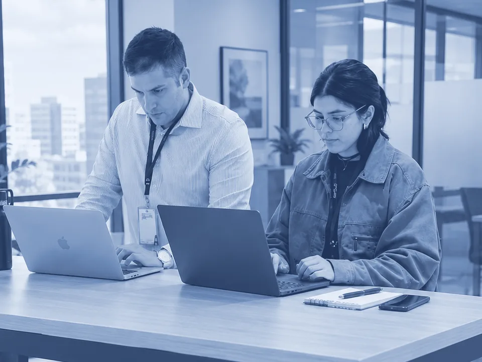 Consultores de ZHA trabajando en una implementación de Zoho