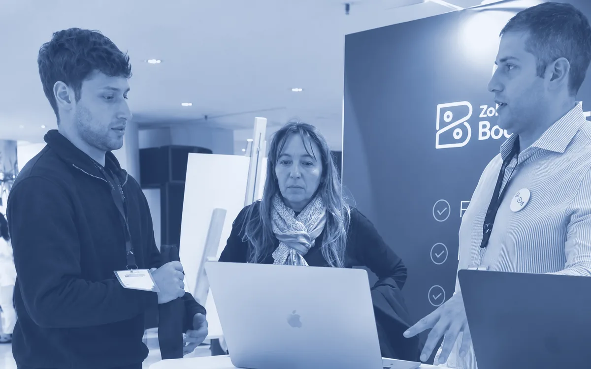 Consultor de ZHA en una reunión de consultoría con clientes