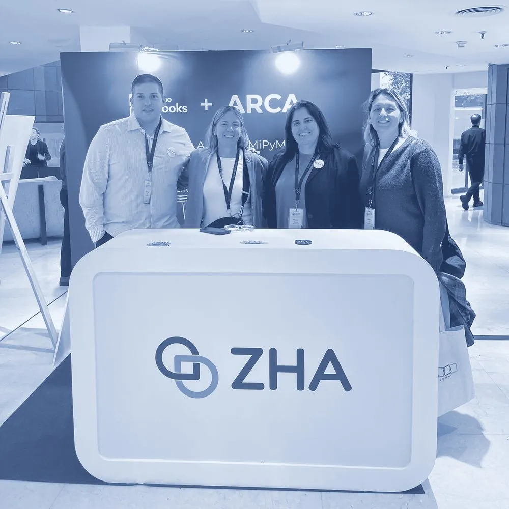Equipo de ZHA en su stand de Zoholics Buenos Aires