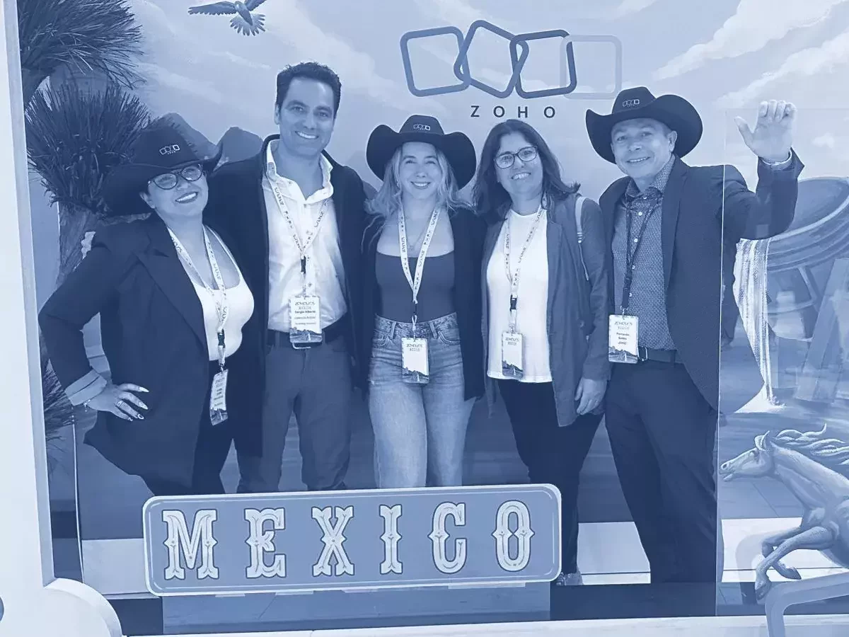 Equipo de ZHA junto a clientes en Zoholics México